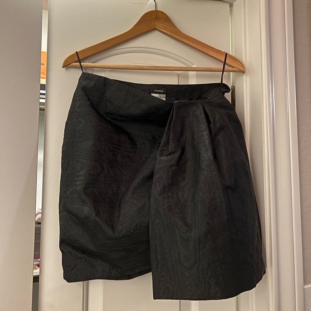 *NEW WITHOUT TAGS* PINKO black mini skirt Italian size 42 ( about a US medium)
